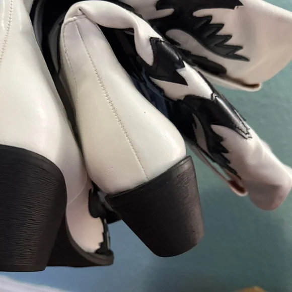 White and Black Western Boots - Picture 9 of 10